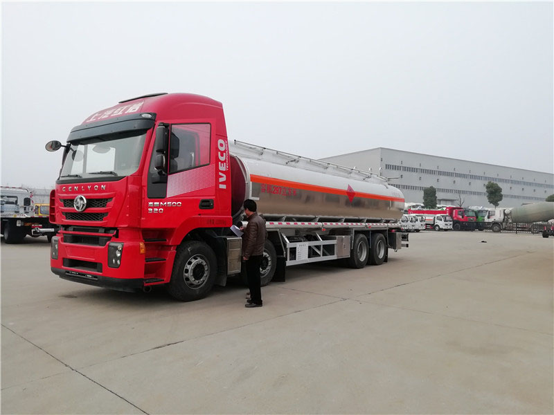 上汽紅巖29.7方前四后八鋁合金運(yùn)油車，20噸運(yùn)油車